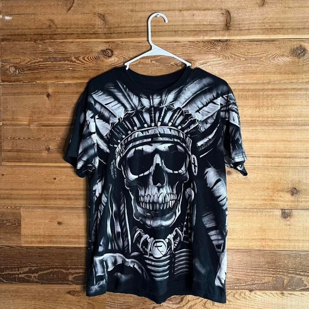 Black & white skull graphic tee with a grunge vibe